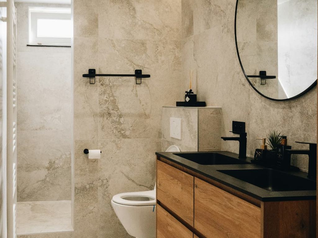 Rent bad med skinnende flater etter husvask